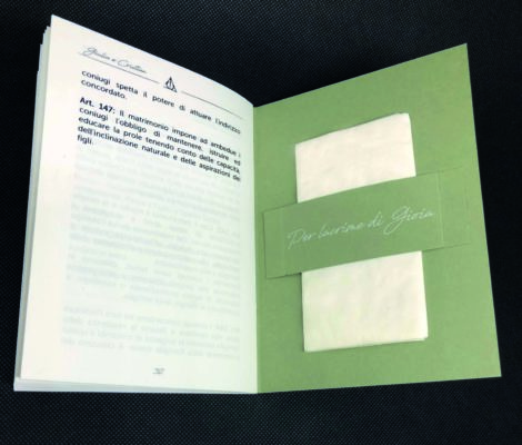 Libretto messa in carta kraft verde con inserto lacrime di gioia, stampa in bianco