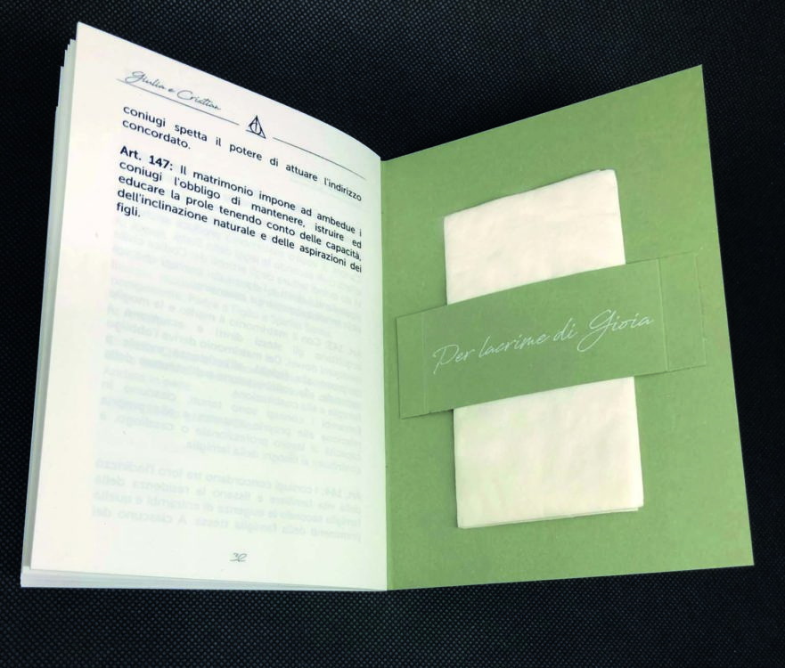 Libretto messa in carta kraft verde con inserto lacrime di gioia, stampa in bianco