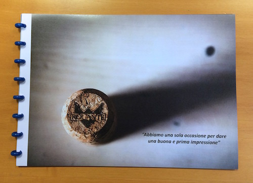 Brochure rilegata con il disc binding blu