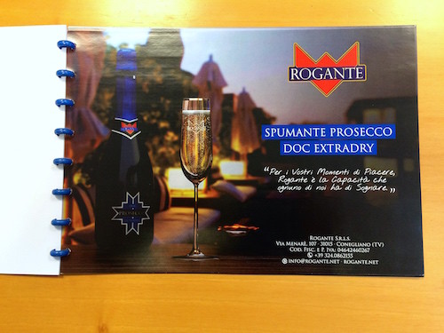 Brochure rilegata con il disc binding blu