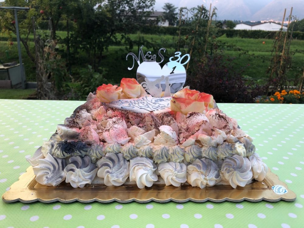 Toppercake inciso e tagliato in argento a specchio